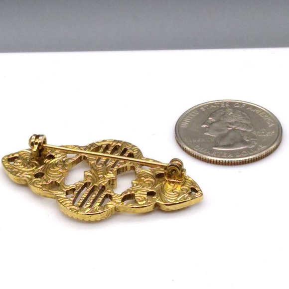 Vintage 1928 Brooch, Small Gold Tone Floral Filigree Pin - Picture 4 of 4